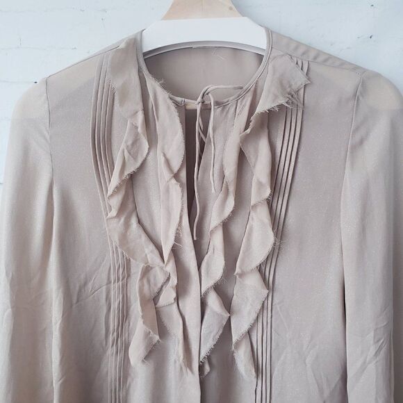 L'AGENCE 100% Silk Beige Ruffle Front Blouse Size 4 Shimmer Long Sleeve Pleats - Picture 4 of 11